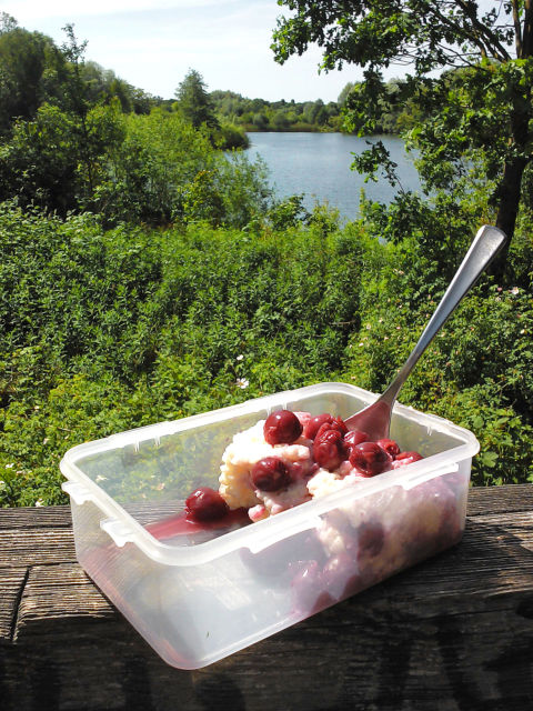 Xabu Iborian | Milchreis mit Vanille und Kirschen am Laßzinsee kurz vor Eiskeller | Serviervorschlag
